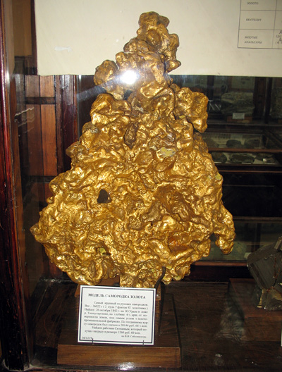 This nugget is a model, according to the label. However, many of the other wonderful pieces in the gold case (below) appear to be genuine.